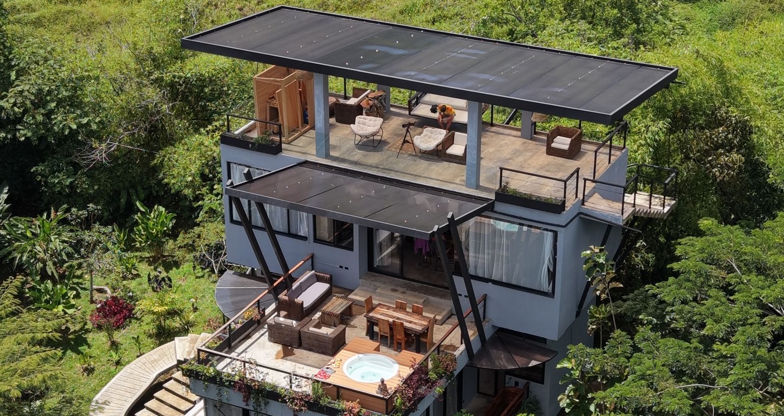Ecohotel Cerro Tusa Springs bajo la montaña sagrada en forma de pirámide