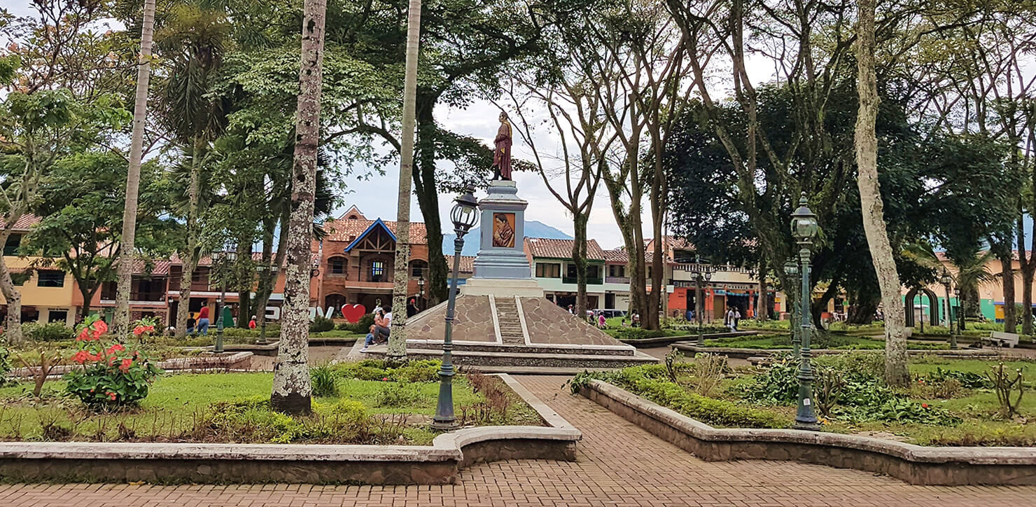 Cerro Tusa rising above Venecia, Antioquia