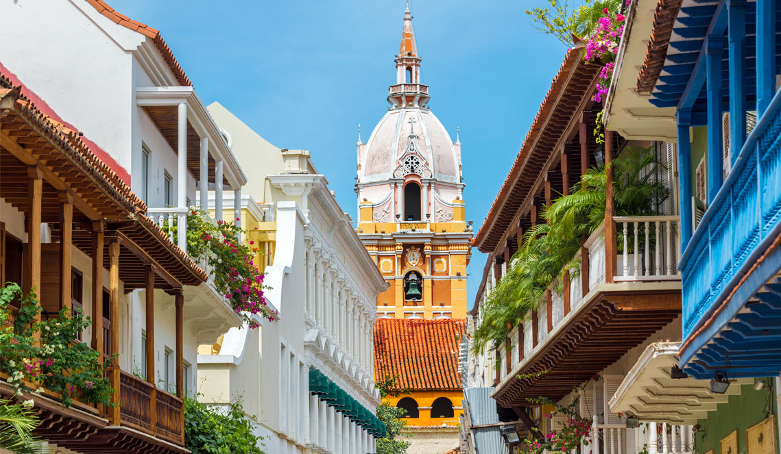 Portátil en una terraza tranquila rodeada de montañas colombianas