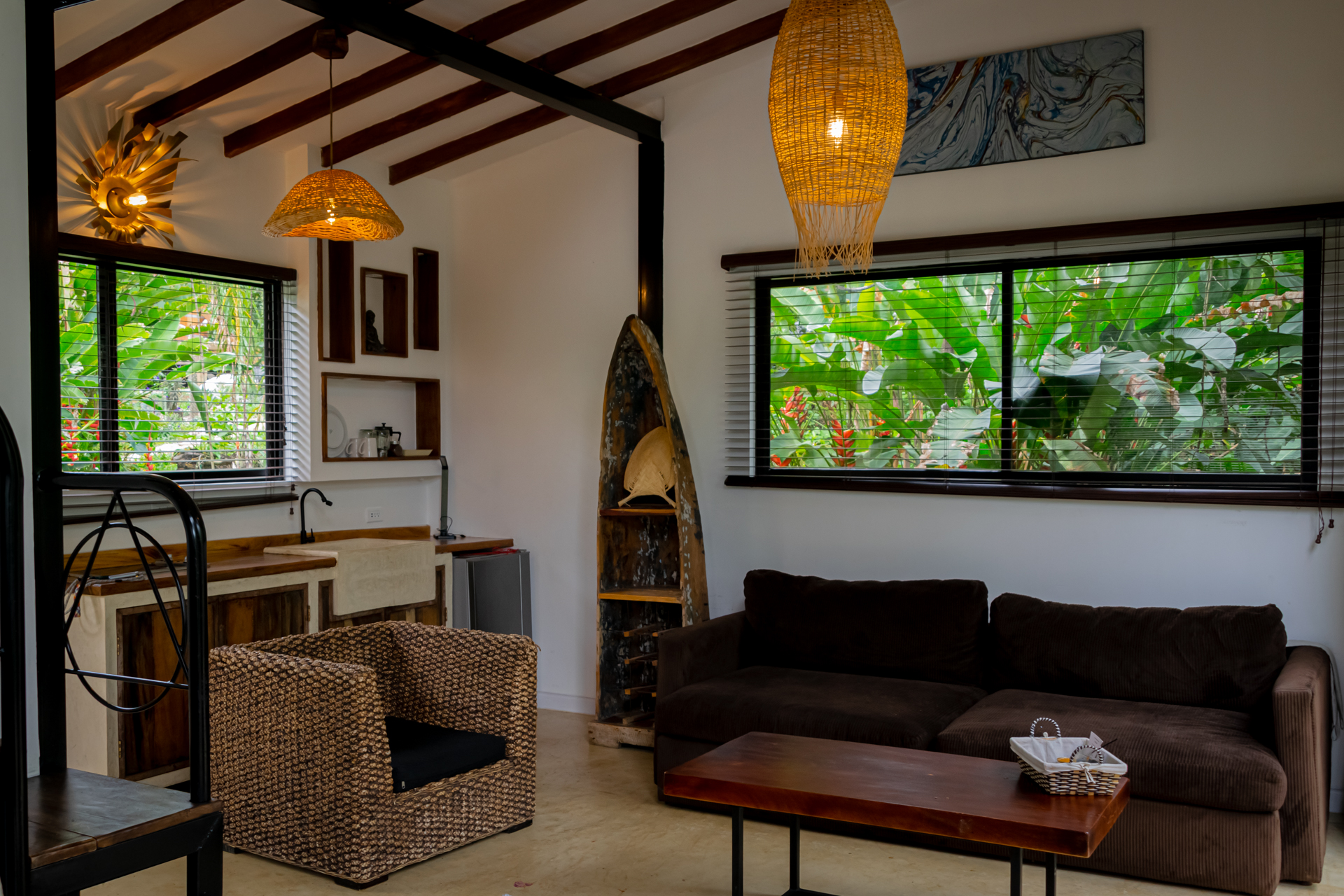Domo geodésico y entorno selvático en un retiro colombiano estilo Tulum
